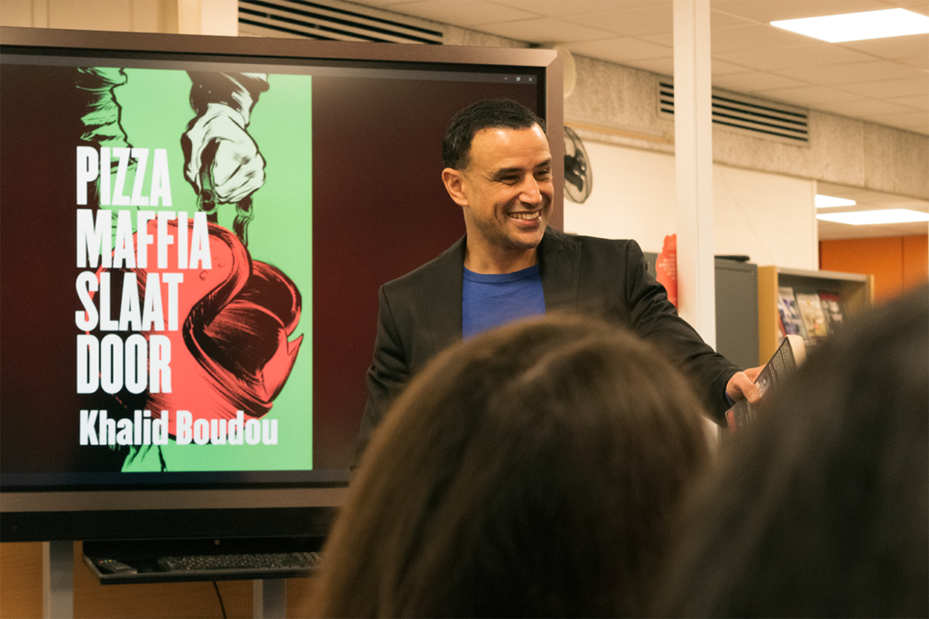 Schrijver Khalid Boudou op bezoek in mediatheek Wolfert Tweetalig